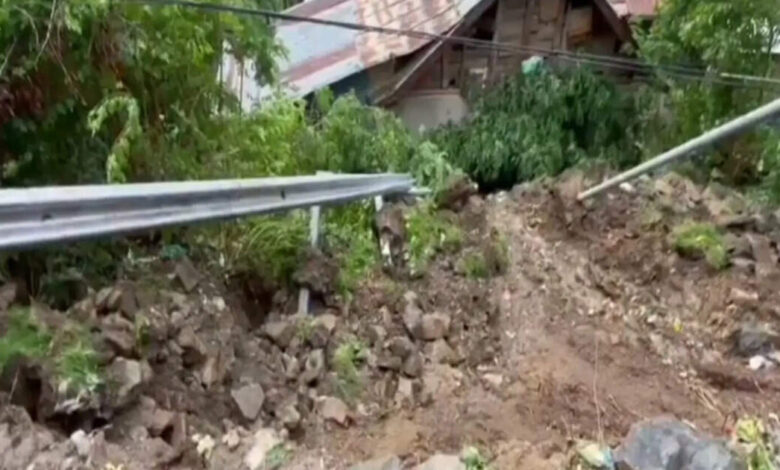 Heavy rain floods homes, wrecks Srinagar-Bandipora road