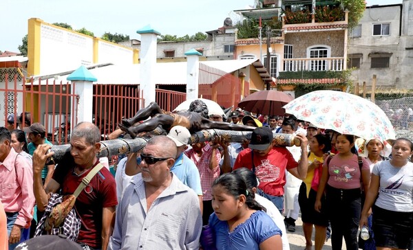 Vecinos rinden homenaje a la Santa Cruz en feria patronal