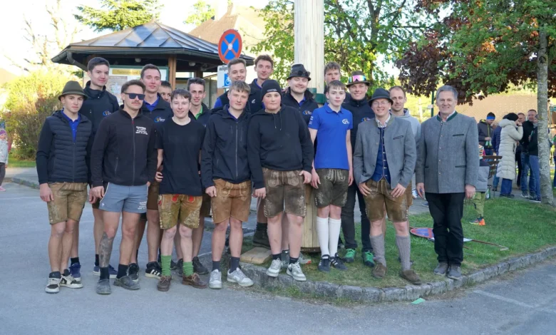 Maibaum in Gschwandt: HOCH DEM ERSTEN MAI