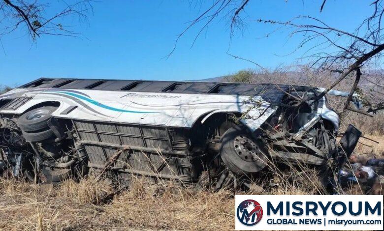 Tragedia en Nayarit: Autobús turístico vuelca dejando once fallecidos Tragedia en Nayarit: Autobús turístico vuelca dejando once fallecidos