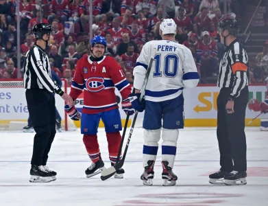 Strange scene on Tampa bench as Corey Perry stumbles mid-rant