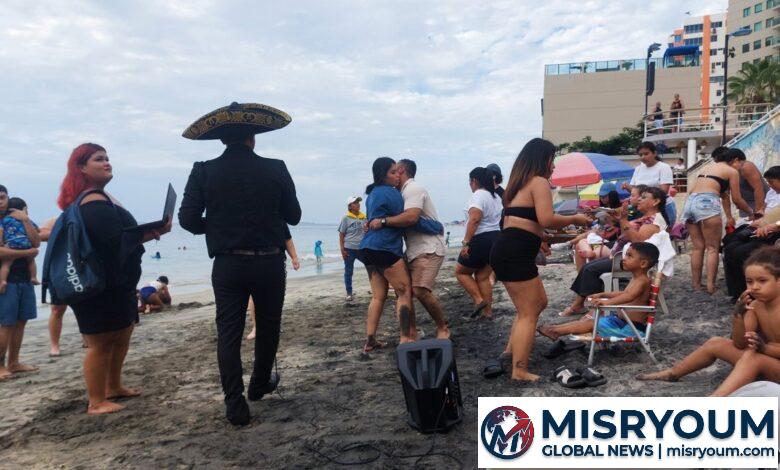 Turistas copan la playa y reactivan la economía en Santa Elena Turistas copan la playa y reactivan la economía en Santa Elena