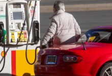 Lower earners are cutting back on gas while wealthier Americans keep filling up