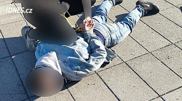 Policie v Olomouci dopadla vězně, který uprchl z věznice v Jiřicích Policie v Olomouci dopadla vězně, který uprchl z věznice v Jiřicích