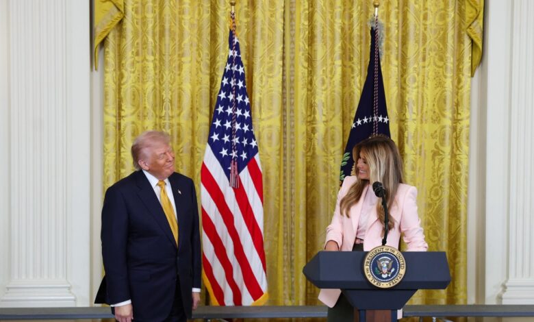 Trump critics question hand discoloration in viral photo