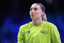 Paige Bueckers hit with technical foul after clapping
