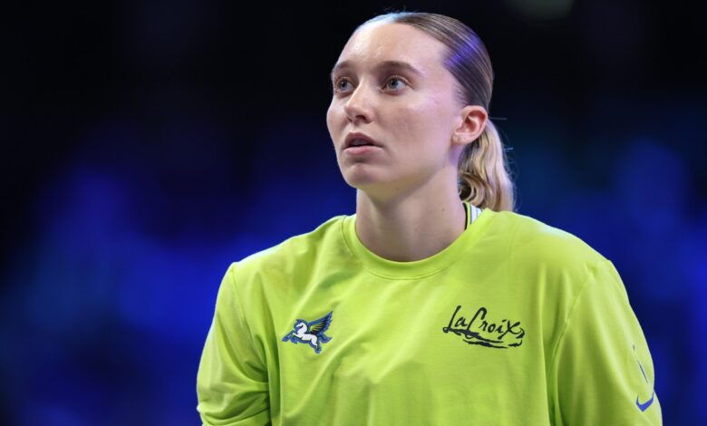 Paige Bueckers hit with technical foul after clapping Paige Bueckers hit with technical foul after clapping
