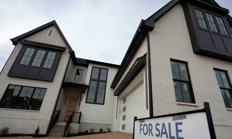 US Home Sales Flat in April as Spring Buys Falter