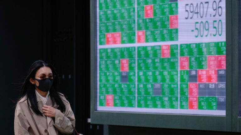 Apple leads Wall Street to records as oil eases Apple leads Wall Street to records as oil eases