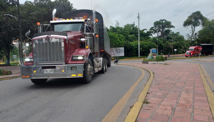 Adolescentes enfrentan cargos por brutal homicidio en tractomula
