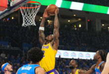 Lakers' Vanderbilt suffers 'gruesome' injury to pinkie while trying to block shot