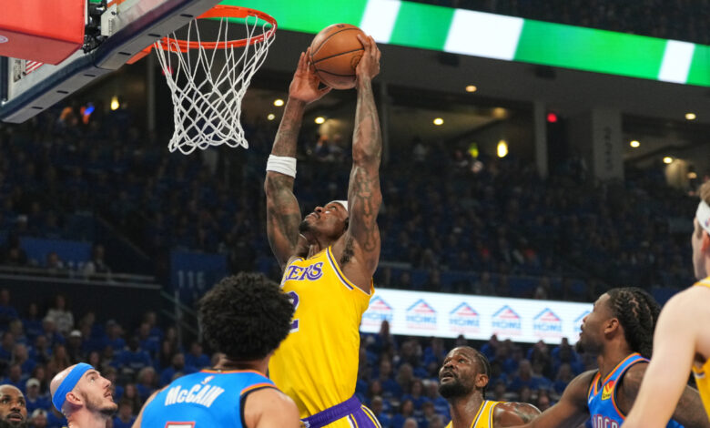 Lakers' Vanderbilt suffers 'gruesome' injury to pinkie while trying to block shot