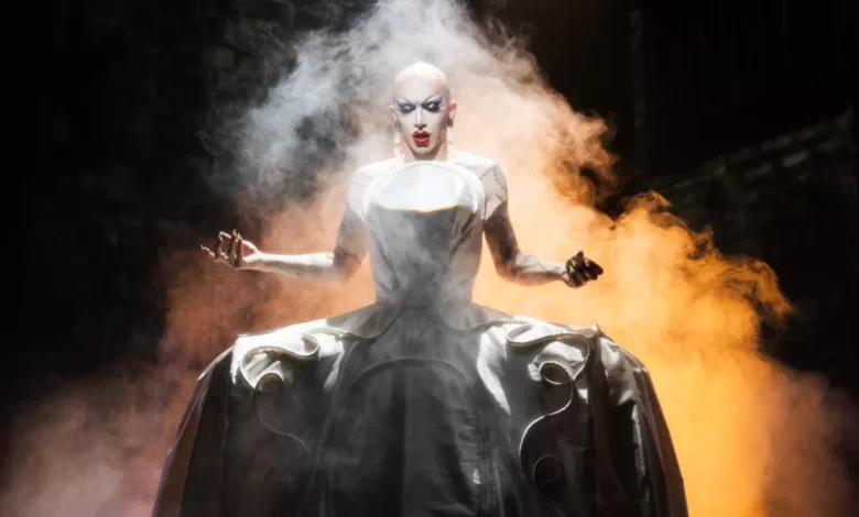 Drag ikona v Ljubljani: Sasha Velour s predstavo Travesty