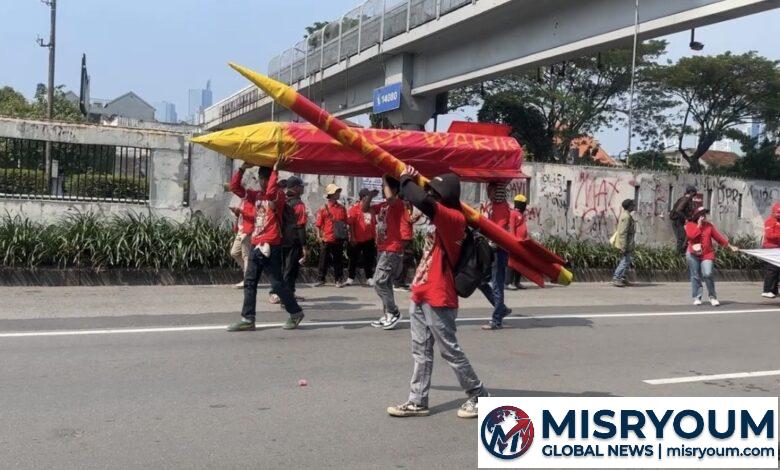 Bawa Replika Rudal, Massa Buruh Geruduk Gedung DPR