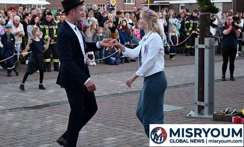 Maibaumsetzen in Blexen: Klootschießerverein lockt Hunderte zum Dorfplatz Maibaumsetzen in Blexen: Klootschießerverein lockt Hunderte zum Dorfplatz