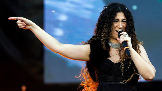 Delia canta Bella Ciao e sostituisce “partigiano” con “essere umano”