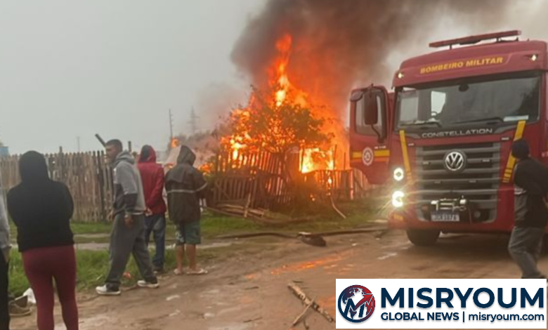 Casa é destruída por incêndio após queda de raio no RS, dizem bombeiros Casa é destruída por incêndio após queda de raio no RS, dizem bombeiros