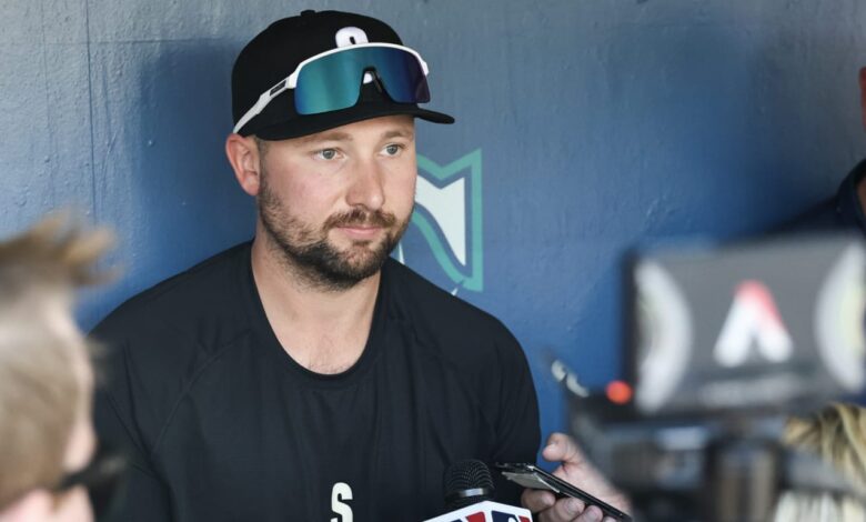 Raleigh, Mariners awaiting MRI results on catcher's right side discomfort
