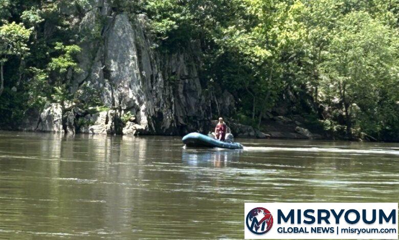 1 person in life-threatening condition after kayaks split from boat in Potomac River - WTOP News