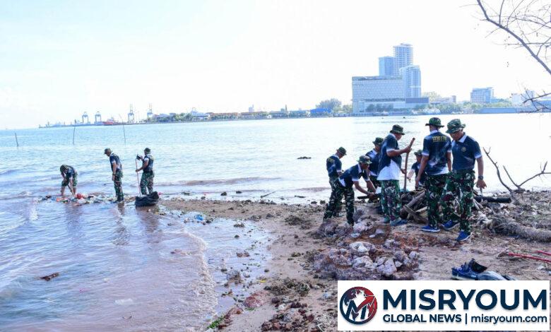 TNI AL Bersihkan Sampah di Pantai Tanjung Uma demi Ekosistem