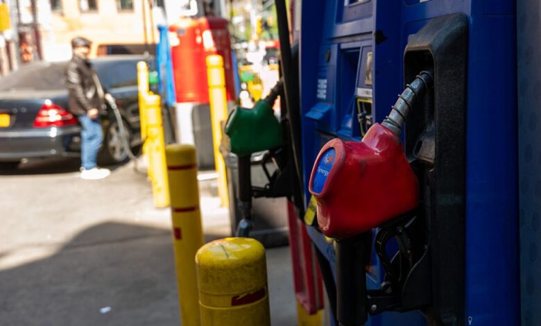 Poll: Trump blamed for gas prices as Democrats gain midterm edge