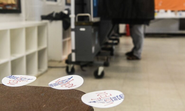 Closed primaries and gerrymandering push Congress toward extremes