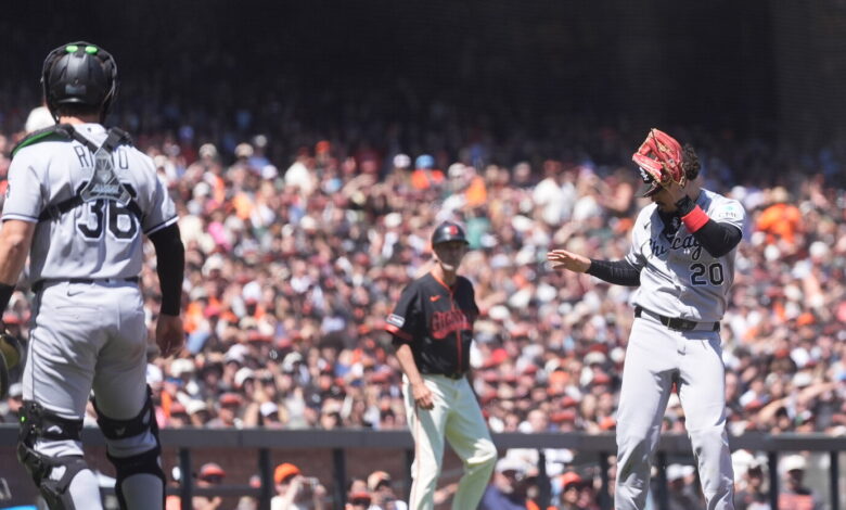 Vargas misreads sun twice as White Sox fall Vargas misreads sun twice as White Sox fall