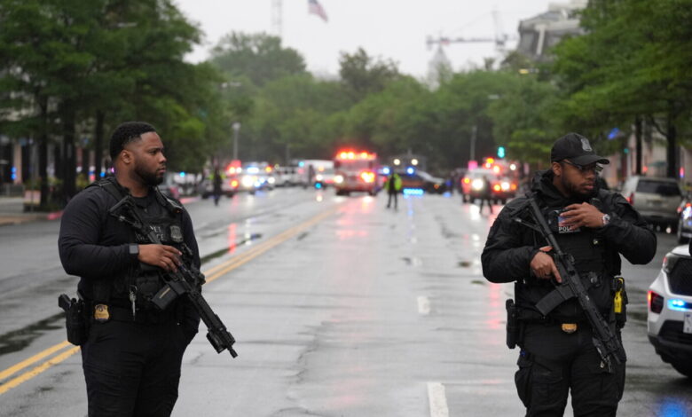 Suspect dies after firing at White House checkpoint Suspect dies after firing at White House checkpoint