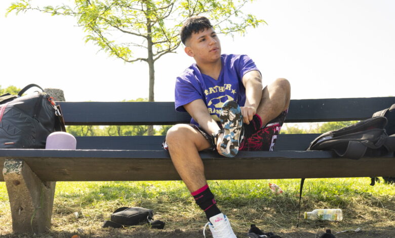 Estudiante de Chicago vuelve a jugar tras detención Estudiante de Chicago vuelve a jugar tras detención
