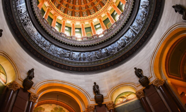 Illinois Democrats near B budget despite tax fights