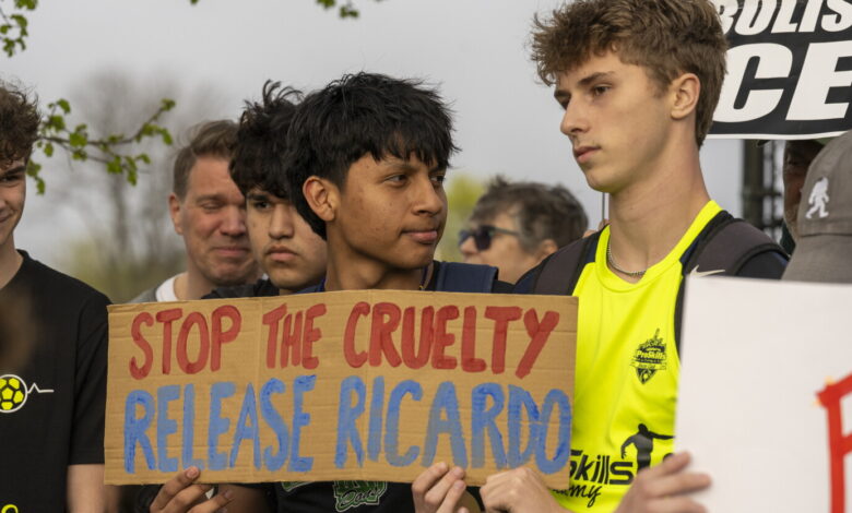 Judge orders release of CPS student’s mother from ICE detention Judge orders release of CPS student’s mother from ICE detention