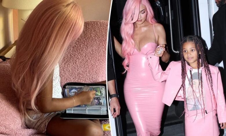 Stormi, 8, borrows Kylie Jenner’s pink wig Stormi, 8, borrows Kylie Jenner’s pink wig