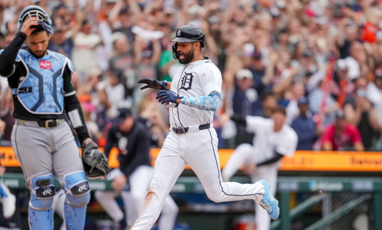 White Sox squander late leads, get swept by Tigers