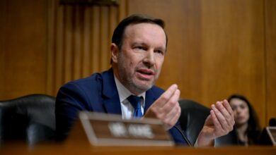 Democrats push  minimum wage in new Senate bill