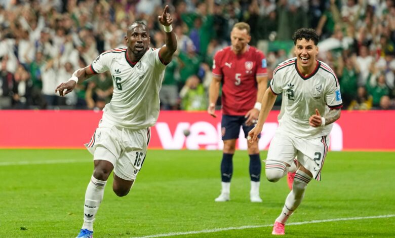 Mexico routs Czech Republic 3-0, wins group for first time