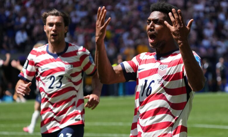 U.S. men surge past Australia, eyes knockout run