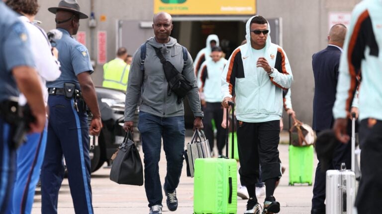 Mbappé and France greet fans as World Cup nears Mbappé and France greet fans as World Cup nears