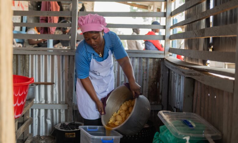 Ebola spreads in Congo as volunteers feed patients