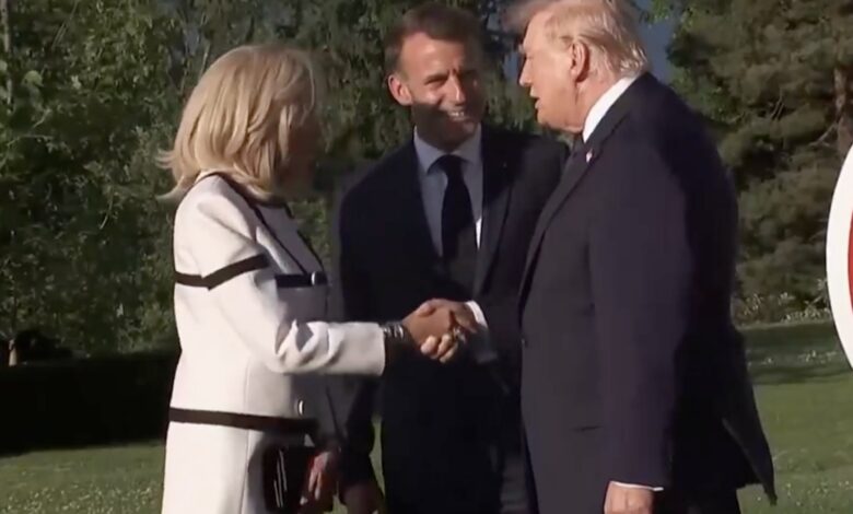 Trump’s G7 handshake with Brigitte Macron turns awkward Trump’s G7 handshake with Brigitte Macron turns awkward
