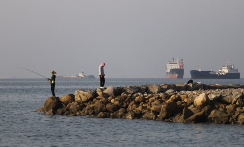 Trump urged ships to start; Hormuz still not