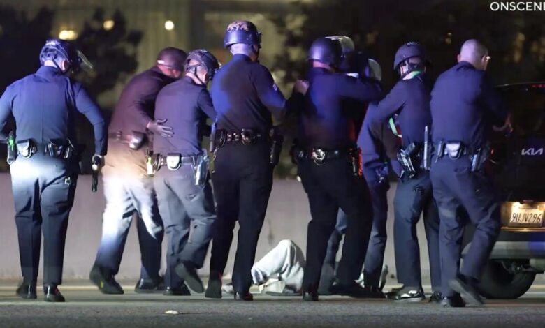 Robbery suspect killed in LAPD shooting; 405 shut