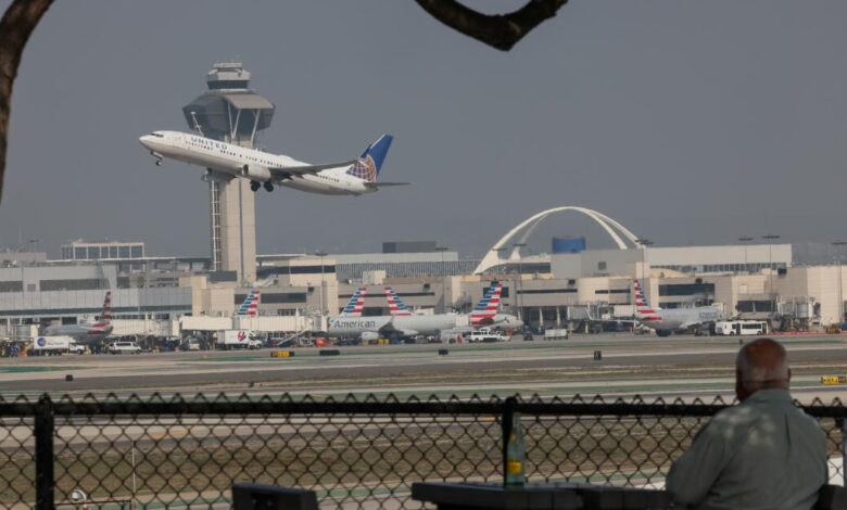 Wingsuit scare near LAX echoes “jetpack man” Wingsuit scare near LAX echoes “jetpack man”
