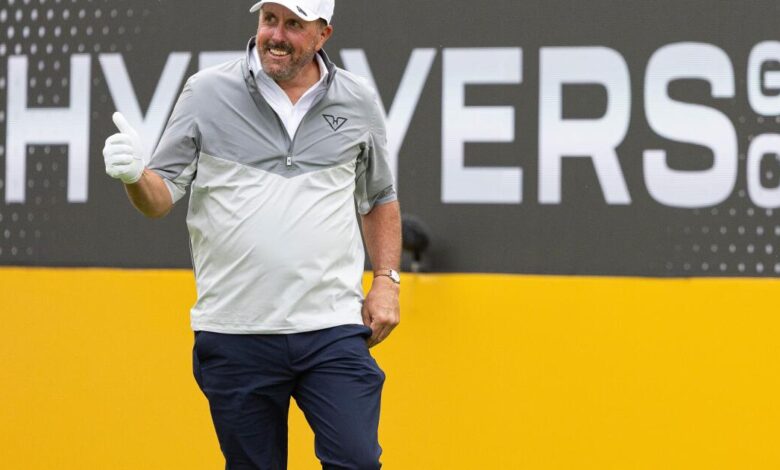 Phil Mickelson denies touch allegation after video dispute Phil Mickelson denies touch allegation after video dispute