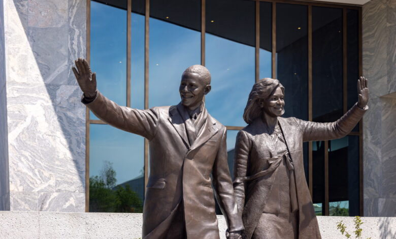 Nearly 7-foot Obama sculpture draws crowds at center Nearly 7-foot Obama sculpture draws crowds at center