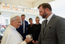 Pierzynski brings 2005 last-out ball to Pope