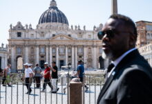 Chicago mayor meets Pope Leo XIV as policy pressure rises