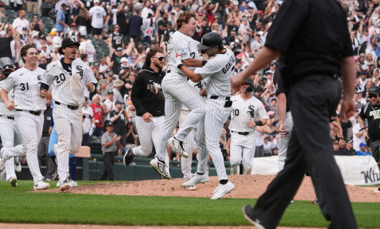 White Sox surge to AL Central lead after Royals win