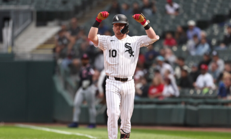 White Sox surge to AL Central tie, riding momentum
