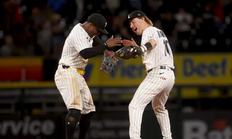 White Sox climb atop AL Central with 2-1 win White Sox climb atop AL Central with 2-1 win