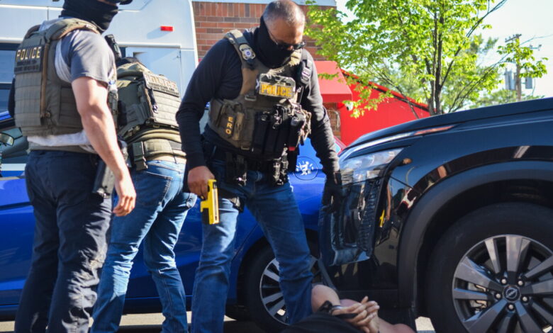 Federal agents crash car while detaining man in Albany Park